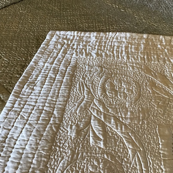 Elegant Tan/Champaign Quilted Bedspread - Picture 9 of 11